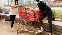 Lihat nih gaya Ririn ketika belanja di supermarket. Bersama sahabatnya, Ririn menjadikan area belanja ini seperti studio foto. Hasilnya keren. Foto: instagram @ririnekawati @ibnujamilo