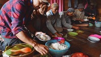 Sarapan saat traveling memang seru. Seperti yang dilakukan Ibnu Jamil. Ia makan pagi bersama masyarakat sambil duduk lesehan. Menunya sederhana tapi kebersamaan membuatnya jadi nikmat. Foto: instagram @ririnekawati @ibnujamilo