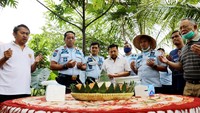 Setiap warga binaan di lapas serta rutan memiliki hak dan kewajiban untuk mendapatkan pembinaan. Pembinaan terdiri atas dua jenis, yaitu pembinaan kepribadian dan kemandirian. Pembinaan kepribadian misalnya terkait intelektual, spiritual, keagamaan. Sedangkan pembinaan kemandirian terkait kegiatan kerja dan kemampuannya. Foto: dok. Lapas Sukamiskin