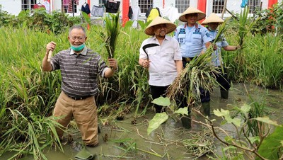 Foto: Setnov Bertani dengan Topi Caping di Lapas Sukamiskin