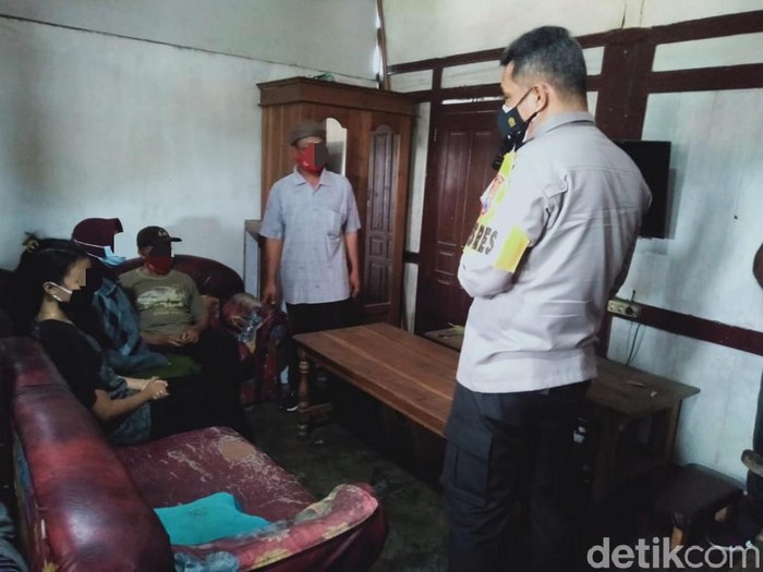 Pria di Blitar ditemukan tewas gantung diri dan dua anaknya terbaring tak bernyawa. Begini hasil olah TKP polisi.