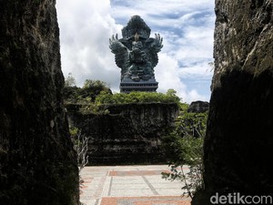 Tahun Baru Imlek yang Muram buat Pemandu Wisata di GWK
