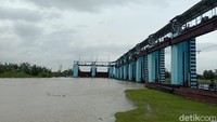 Dia mengatakan pembukaan pintu nomor 8 itu mengikuti debit air di Bendung Klambu yang ada di Kabupaten Grobogan. Jika debit semakin naik akan penambahan luas pembukaan pintu nomor 8 ke arah Sungai Juwana.