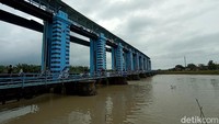 Koordinator Wilayah Sungai Serang Seluna Wulan, Heri Bangkit Setyadi, saat dihubungi detikcom lewat telepon, Sabtu (30/1/2021) mengatakan, update pengendali banjir Wilalung pada Sabtu (30/1) per pukul 09.00 WIB ini statusnya awas, debit air 833 m3/detik.