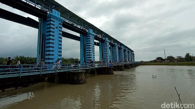 Hati-hati! Pintu Air Pengendali Banjir Wilalung Berstatus Awas