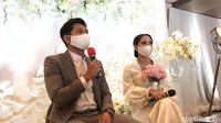 Keduanya tampak tetap mengenakan masker. (Foto: Hanif/detikcom) 