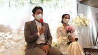 Ibnu Jamil dan Ririn Ekawati menggelar konferensi pers usai ijab kabul. (Foto: Hanif/detikcom) 