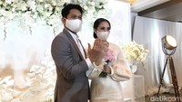 Pertama kalinya Ibnu Jamil dan Ririn Ekawati pamer cincin kawin. (Foto: Hanif/detikcom) 