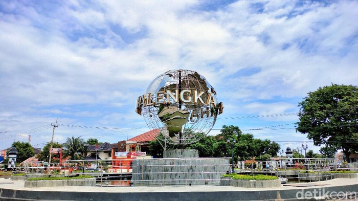 Ikon Majalengka berupa Bola Dunia