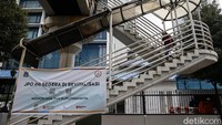 Kepala Dinas Bina Marga DKI, Hari Nugroho, menjelaskan anggaran revitalisasi JPO Sudirman akan menggunakan dana Koefisien Lantai Bangunan (KLB), bukan APBD. Selain itu, JPO itu memang sudah perlu direvitalisasi supaya lebih aman bagi penggunanya.