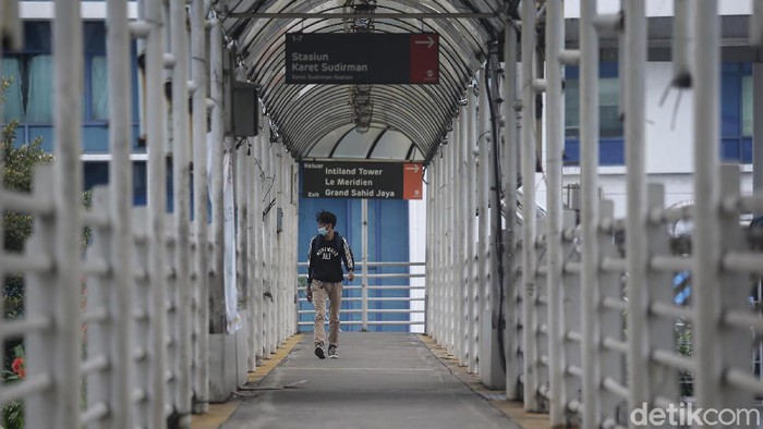 Pemprov DKI Jakarta berencana melakukan revitalisasi JPO di Karet Sudirman. Tak perlu menunggu lama, suara tidak setuju langsung menyambutnya.