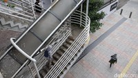 Mengenai kondisi terkini, tembok dari JPO ini terlihat kotor, bahkan sampai berwarna cokelat. Atap JPO Sudirman masih terpasang rapi. Dilihat dari kondisi tangga, besi-besi dalam setiap pijakan sudah berkarat. Spanduk soal akan adanya revitalisasi ini juga sudah terpasang di setiap sudut JPO Sudirman.
