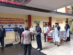 Diiringi Penghormatan, Jenazah Kapten Afwan Dibawa ke Rumah Duka
