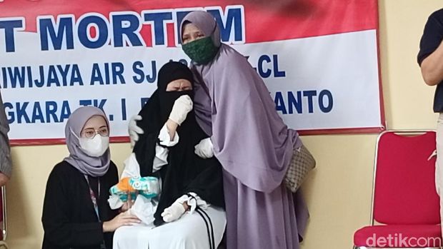 Istri menjemput jenazah Kapten Afwan dari RS Polri.