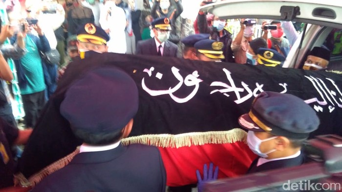 Jenazah Kapten Afwan tiba di rumah duka. (Adhyasta Dirgantara/detikcom)