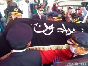 Dikawal Patwal, Ambulans Pembawa Jenazah Kapten Afwan Tiba di Rumah Duka