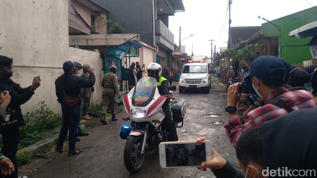 Jenazah Kapten Afwan tiba di rumah duka. (Adhyasta Dirgantara/detikcom)