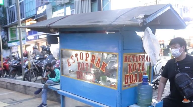 kakek 75 tahun penjual ketoprak di tanjung duren