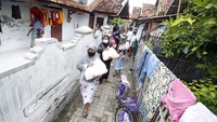 Selain paket sembako, bantuan yang diberikan berupa uang tunai.
