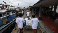 Perwakilan wartawan yang tergabung dalam Jurnalis Peduli menyalurkan bantuan kepada warga kurang mampu di Pulau Panjang, Serang, Banten.