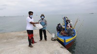 Warga Pulau Panjang yang memiliki mata pencarian sebagai nelayan ini berkurang penghasilannya karena daya beli masyarakat untuk mengonsumsi ikan turun akibat pandemi COVID-19.