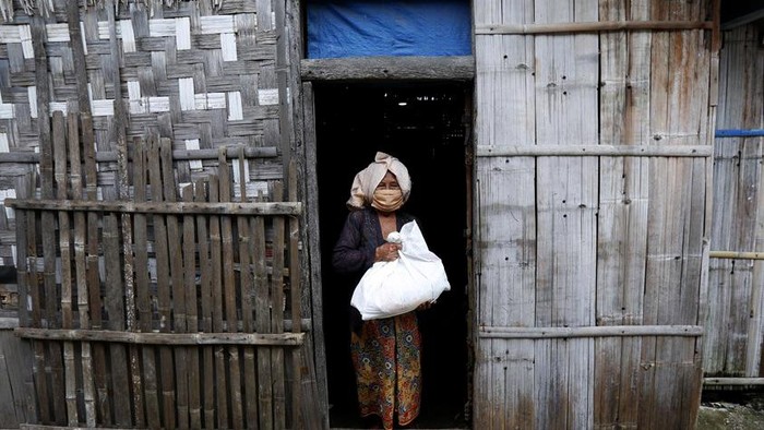 Perwakilan wartawan yang tergabung dalam Jurnalis Peduli menyalurkan bantuan kepada warga kurang mampu di Pulau Panjang, Serang, Banten.