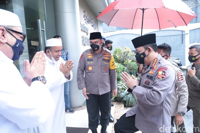 Kapolri Jenderal Listyo Sigit Prabowo berkunjung ke DPP Rabithah Alawiyah. (Kadek M Luxiana/detikcom)