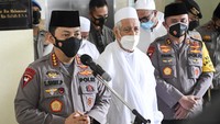 Dalam kunjungannya, Jenderal Sigit didampingi oleh Kapolda Metro Jaya Irjen Fadil Imran, Kadiv Humas Polri Irjen Argo Yuwono, Kadiv Propam Irjen Ferdy Sambo, Asop Kapolri Irjen Imam Sugianto, Dirtipidsiber Brigjen Slamet Uliandi, dan Dittipiter Brigjen Syahar Diantono.