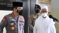 Kapolri Jenderal Polisi Listyo Sigit Prabowo (kiri) bersama Ketua Umum Rabithah Alawiyah Habib Zein bin Umar bin Smith bersiap memberikan keterangan pers usai menggelar pertemuan di DPP Rabithah Alawiyah, Jakarta, Sabtu (30/1/2021). 