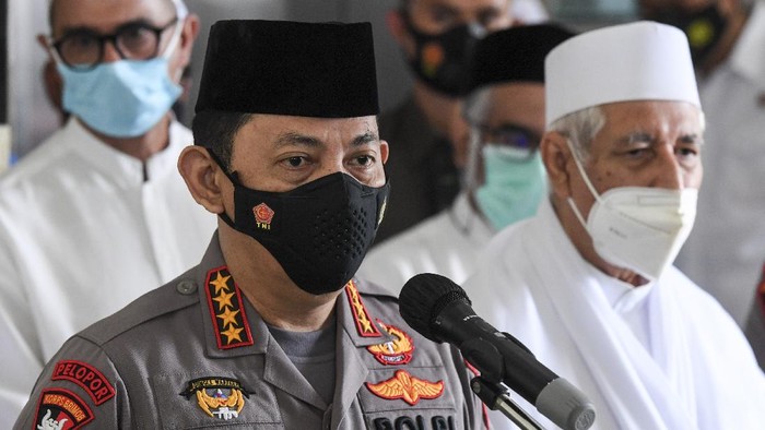 Kapolri Jenderal Polisi Listyo Sigit Prabowo (kiri) bersama Ketua Umum Rabithah Alawiyah Habib Zein bin Umar bin Smith memberikan keterangan pers usai menggelar pertemuan di DPP Rabithah Alawiyah, Jakarta, Sabtu (30/1/2021). Kunjungan Kapolri ke DPP Rabithah Alawiyah itu untuk bersilaturahim dengan ormas-ormas Islam besar dan ulama di Indonesia. ANTARA FOTO/Hafidz Mubarak A/wsj.