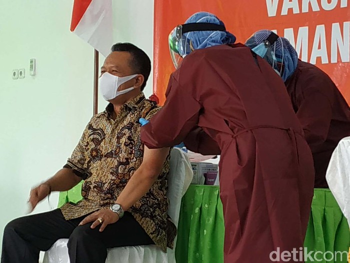 Ketua DPRD Jadi Orang Pertama Divaksin COVID-19 di Pacitan