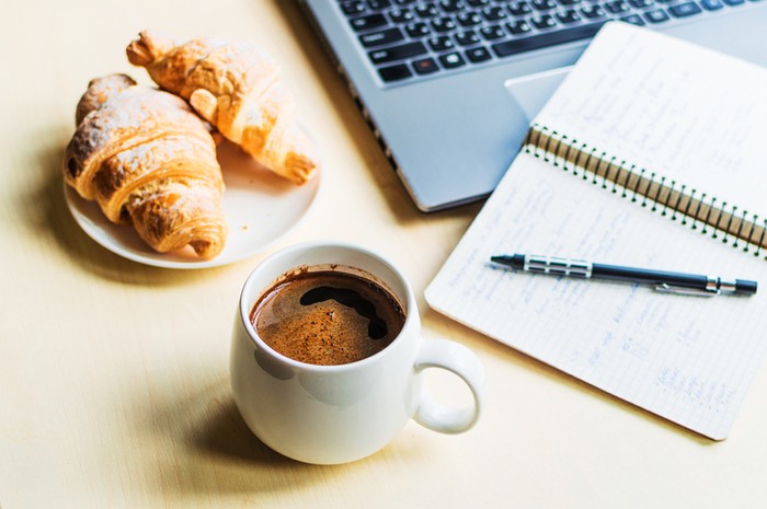 lebih baik minum kopi atau teh saat sarapan? ini kata ahli