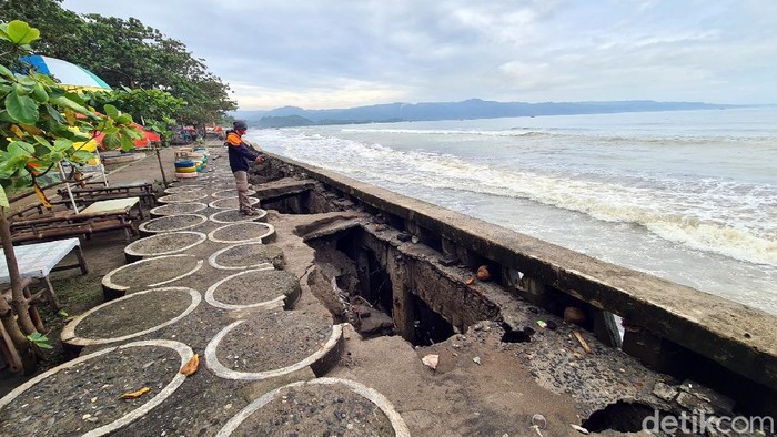 Lintasan Joging di Sukabumi Hancur Disapu Gelombang