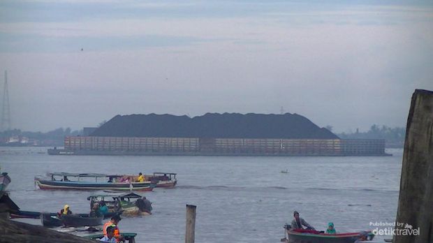 Menanti Pagi di Tepi Sungai Barito Kapal tongkang pengangkut batu bara