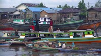 Wisatawan berfoto di atas kelotok