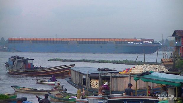 Menanti Pagi di Tepi Sungai Barito Begitu lebarnya Sungai Barito hingga dapat dilalui kapal-kapal besar