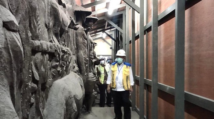 Menteri Pekerjaan Umum dan Perumahan Rakyat (PUPR) Basuki Hadimuljono  Tinjau Relief Kuno di Sarinah