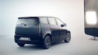 Sion diproduksi oleh Sono Motors, sebuah perusahaan mobil baru asal Jerman. Mobil bernama Sion itu prototipenya sudah diperkenalkan pada tahun 2017 dan terus berkembang hingga masuk jalur produksi di akhir tahun 2019. Tadinya mobil ini siap dipasarkan di akhir tahun 2020, tapi karena kondisi pandemi jadi tertunda. (sonomotors)