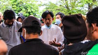 Suasana haru menyelimuti prosesi pemakaman. Epy Kusnandar terlihat berada di lokasi.