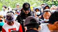 Sejumlah kerabat dan crew dari sinetron Preman Pensiun berdatangan di lokasi pemakaman.