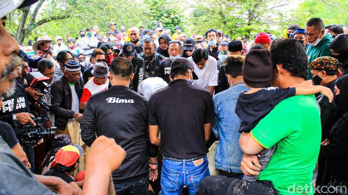 Momen Haru di Pemakaman Kang Pipit 'Preman Pensiun' Pipit Firmansyah, salah satu pemain sinetron Preman Pensiun, meninggal dunia. Berikut foto-foto suasana pemakamannya.
