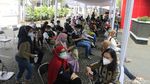 Momen Ribuan Nakes Ikuti Vaksinasi COVID-19 di Jabar