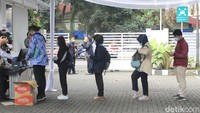 Vaksinasi massal ini merupakan inisiatif Pemprov Jabar untuk melakukan percepatan vaksinasi COVID-19, nakes yang akan divaksinasi cukup mendaftar melalui laman bit.ly/vaksinasinakes dan membawa identitas diri ke fasilitas layanan kesehatan yang menyelenggarakan vaksinasi.