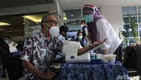Pantauan detikcom, sejumlah nakes tampak mengantre di depan meja registrasi. Mereka yang telah mendaftar melalui laman bit.ly/vaksinasinakes dan diverifikasi, kemudian melaksanakan pengecekan kesehatan di sejumlah meja pemeriksa yang berjejer.