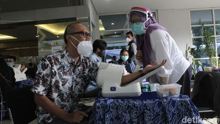 Vaksinasi COVID-19 bagi ribuan tenaga kesehatan (nakes) dilaksanakan secara massal di Jabar.