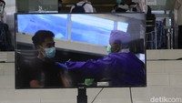 Sekretaris Daerah (Sekda) Jabar Setiawan Wangsaatmadja mengatakan, vaksinasi dilakukan untuk mempercepat pencapaian target vaksinasi pada tahap pertama. Ia mengatakan, penyuntikan vaksin kepada nakes sangat penting sebagai garda yang memberikan pelayanan kepada masyarakat di tengah pandemi ini.