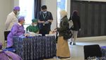 Momen Ribuan Nakes Ikuti Vaksinasi COVID-19 di Jabar