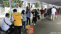 Vaksinasi dilaksanakan di Kantor Poltekkes Kemenkes, Kota Bandung, bersamaan dengan 21 rumah sakit se-Jabar.