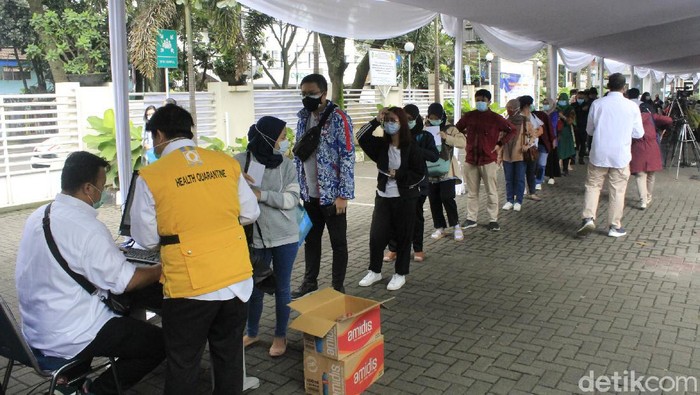 Vaksinasi COVID-19 bagi ribuan tenaga kesehatan (nakes) dilaksanakan secara massal di Jabar.