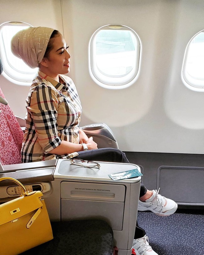 Selain perhiasaan imitasi atau bukan dari material murni, Olla belakangan juga merambah usaha skincare dan fashion. Foto: Instagram @ollashopingdepok